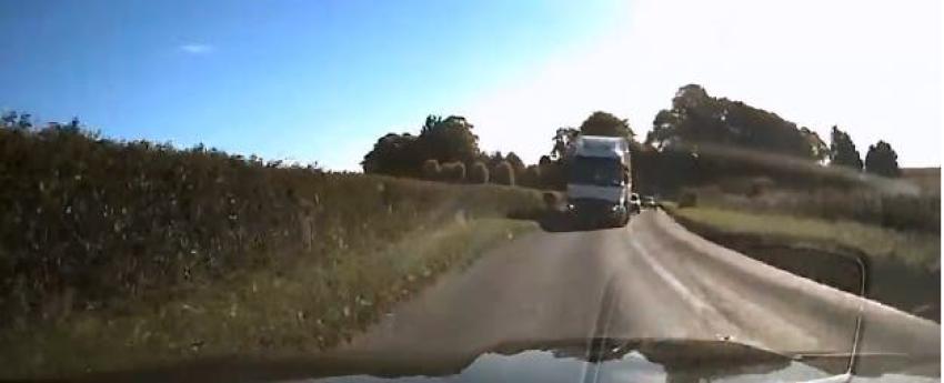 [VIDEO] Inglaterra: Conductor salva milagrosamente de impactar un camión en plena carretera