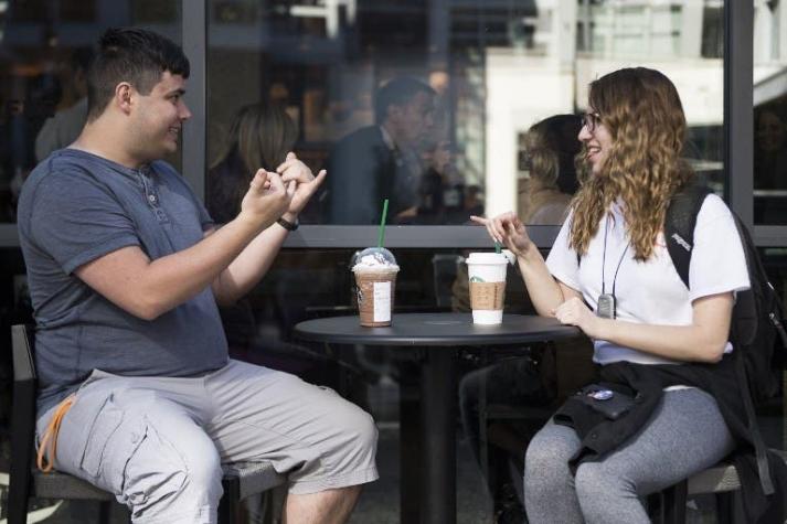 Starbucks abre su primer café que atiende en lengua de señas en EE.UU