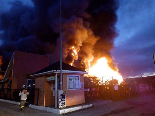 Incendio afecta a municipalidad de Dalcahue en Chiloé