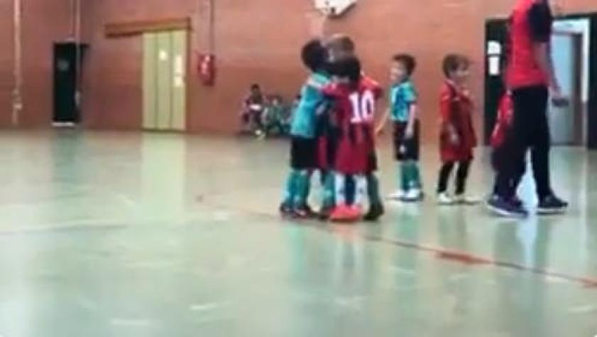 [VIDEO] Lo lindo del fútbol: Niño se suma al festejo del equipo rival luego de un gol