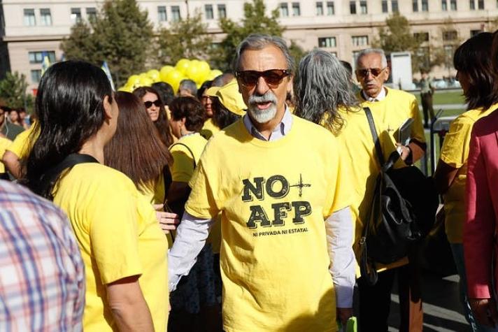 Detienen a vocero de No+AFP, Luis Mesina, en protesta en Santiago