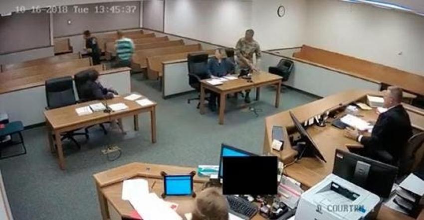 [VIDEO] EEUU: Delincuentes intentaron fugarse del tribunal... y el juez los persiguió