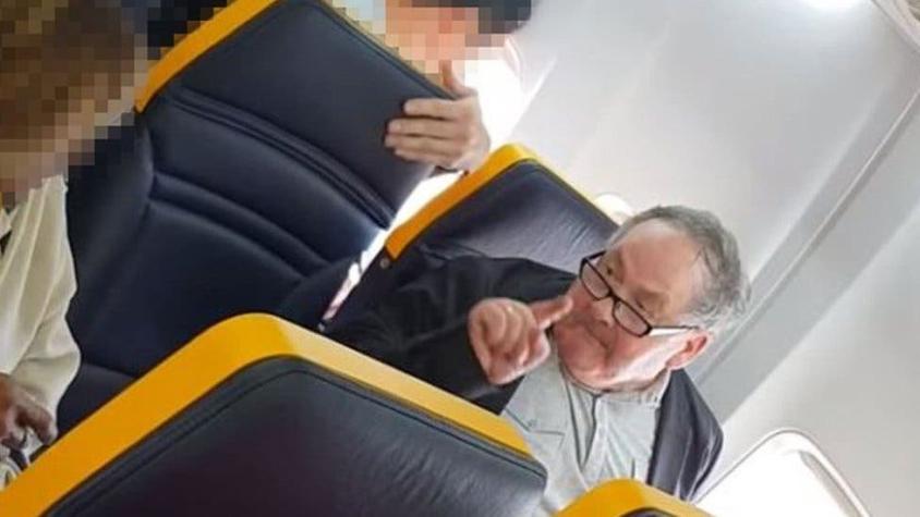 El hombre del "ataque racista" en el vuelo de Ryanair trata de disculparse (sin éxito)