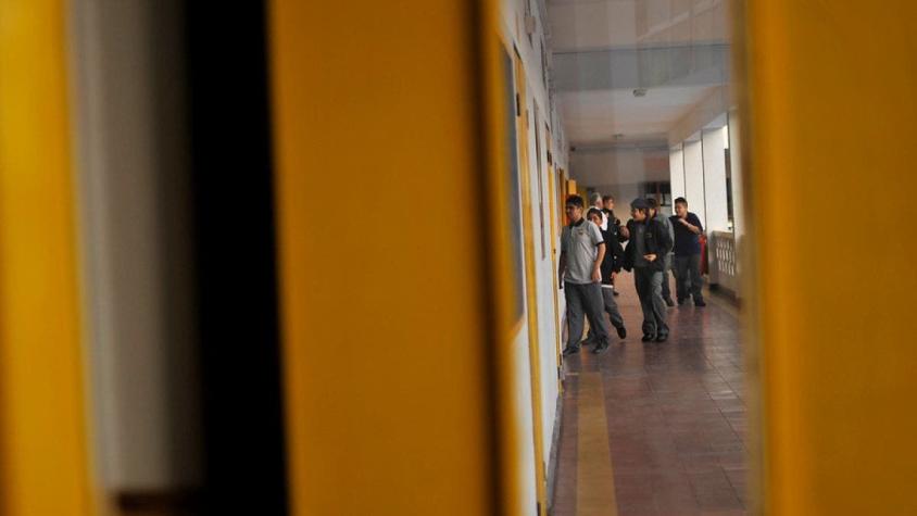 Acusan a profesor de agredir a 9 alumnos en colegio de Providencia