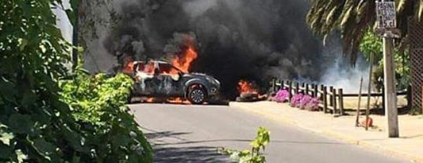 Delincuentes roban banco en Puchuncaví y bloquean accesos quemando autos