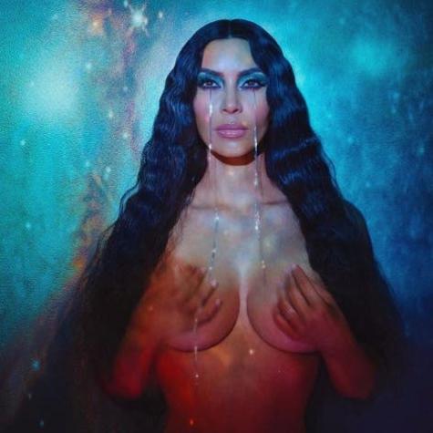 Kim Kardashian posa en topless junto a su hija para promocionar su nueva colección de maquillaje