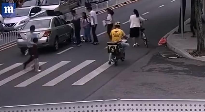 [VIDEO] Transeúntes levantan un auto para sacar a una niña atropellada en China