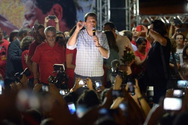 Campaña callejera busca convencer a indecisos para evitar victoria de Bolsonaro