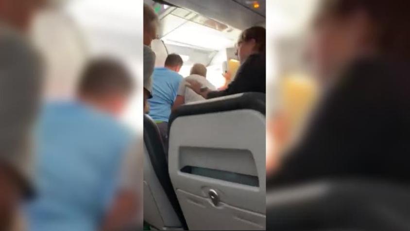 [VIDEO] Hombre provoca minutos de terror tras abrir puerta de avión cuando iba a despegar