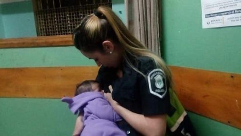 Policía argentina amamanta a bebé en medio de un operativo