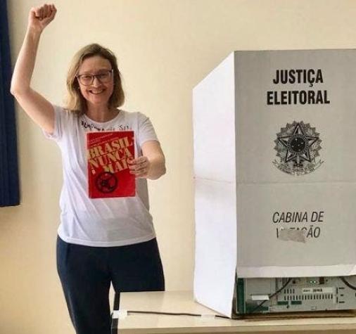 En Brasil, electores de Haddad se expresan con libros: "Angustia" y "1984" van a las urnas