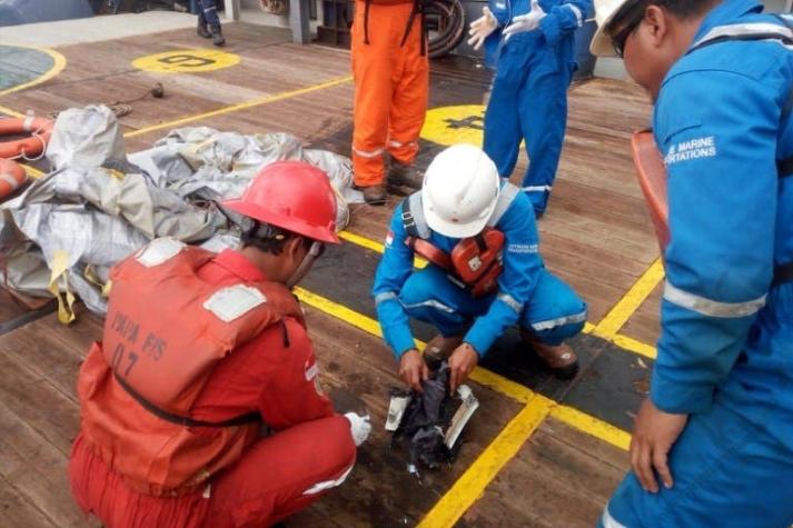 [FOTOS] Así ha sido el trabajo de los rescatistas del avión estrellado en Indonesia