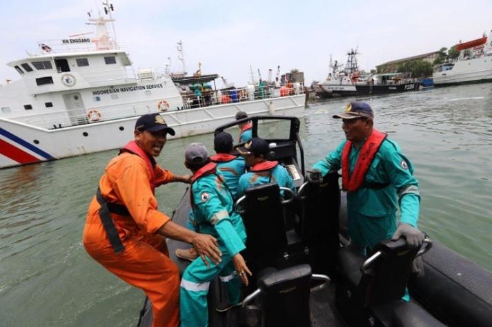 Indonesia: Encuentran los primeros cuerpos de pasajeros del avión estrellado