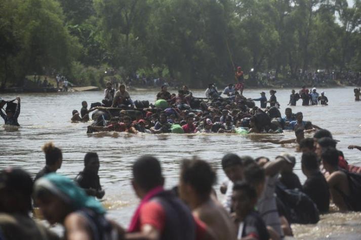 [VIDEO] Centenares de migrantes hondureños se lanzan a río fronterizo e ingresan a México