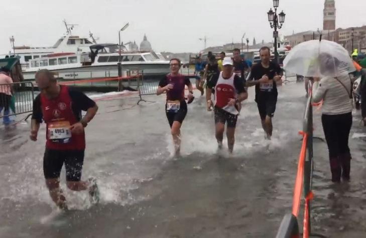 [VIDEO] Las impactantes imágenes de las inundaciones durante la Maratón de Venecia