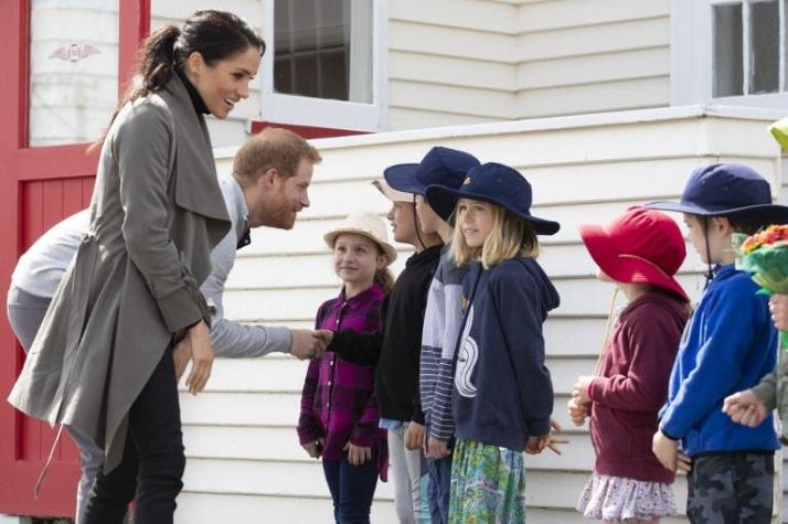 [VIDEO] El adorable gesto que tuvieron el príncipe Harry y Meghan Markle con unos escolares