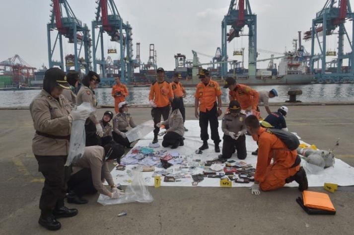 Socorristas hallan más restos humanos del avión accidentado en Indonesia