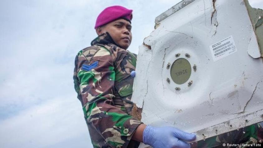 Indonesia rastrea la posible localización de la cabina del avión accidentado