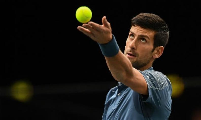 [VIDEO] Novak Djokovic ayuda a espectador enfermo en París-Bercy