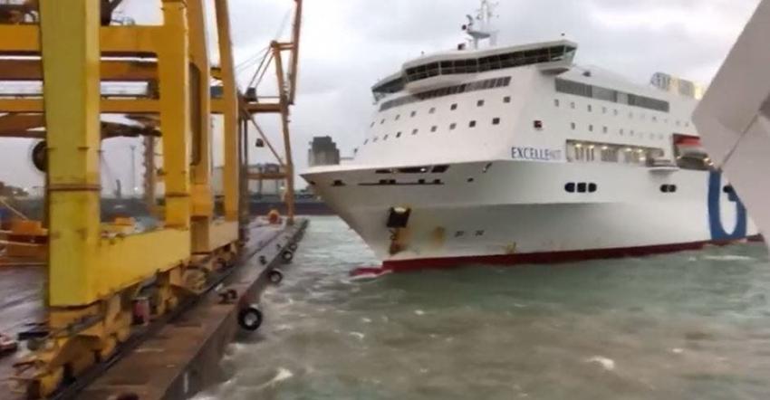 [VIDEO] El impresionante efecto dominó que provocó un ferry al chocar con una grúa