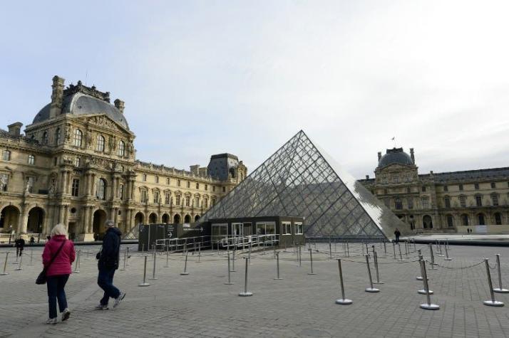 [FOTO] Modelo acusa que le negaron el ingreso al Museo del Louvre por usar escote
