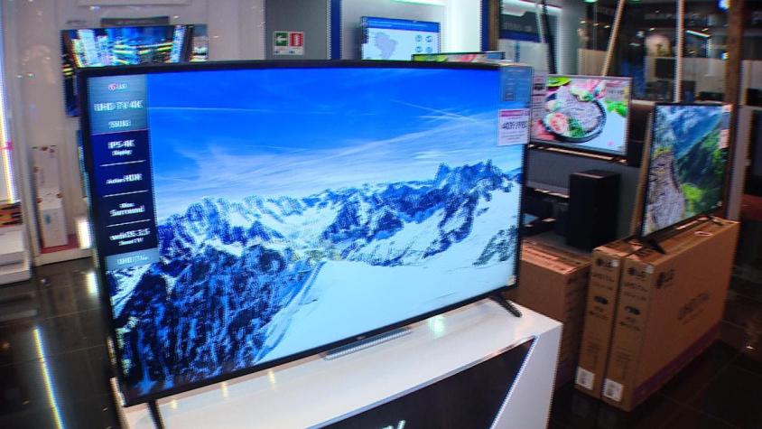 [VIDEO] México: multitud forcejea por televisores muy baratos por error en el precio