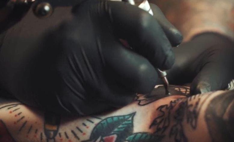 [FOTO] Los errores del joven argentino que se hizo famoso por sus tatuajes fallidos (y falsos)