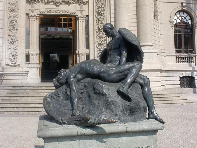 Vuelven a vandalizar popular escultura de Rebeca Matte en el frontis del Museo de Bellas Artes