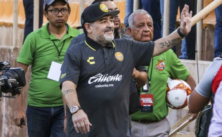 [VIDEO] Con baile, celular en mano y ataque de furia: El show aparte de Maradona en duelo de Dorados