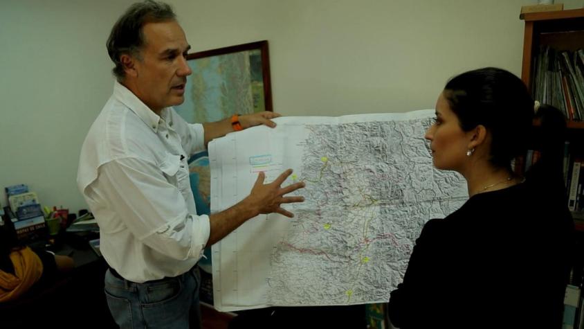 [VIDEO] #CómoLoHizo: El abogado que actualiza mapas de Chile