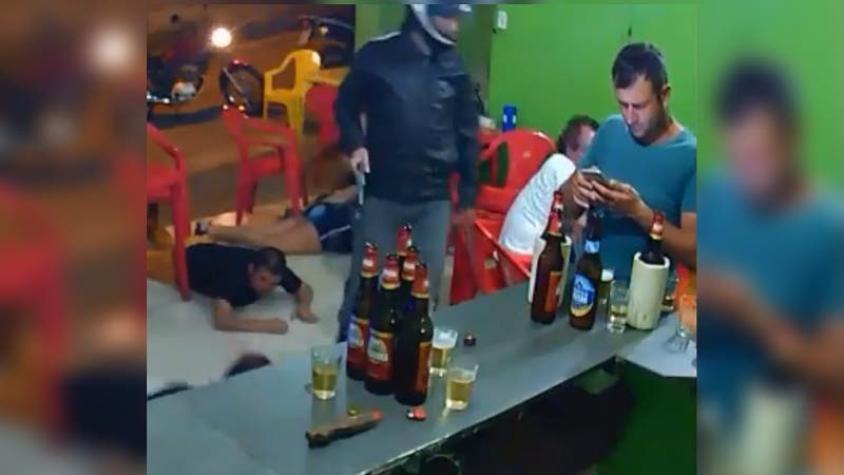 [VIDEO] Hombre no nota que roban local en el que estaba por estar "pegado" en su celular