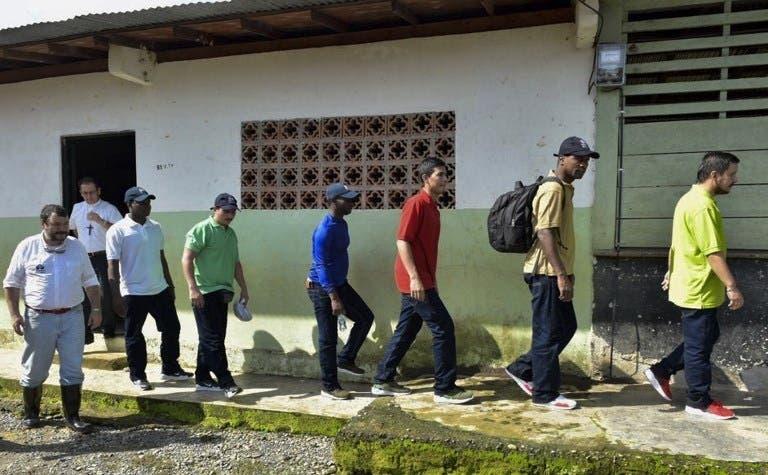 Cientos huyen en Colombia de combates entre guerrilleros y narcotraficantes