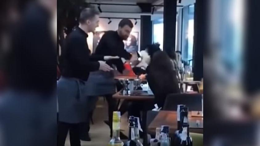 [VIDEO] Camareros molestos por malos tratos de sus clientas lanzaron pasteles a sus caras