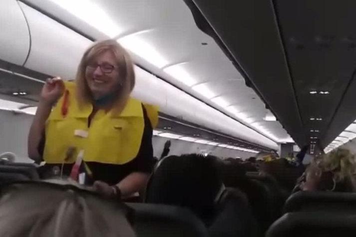[VIDEO] Las insólitas instrucciones de seguridad en un avión que sacaron carcajadas a sus pasajeros