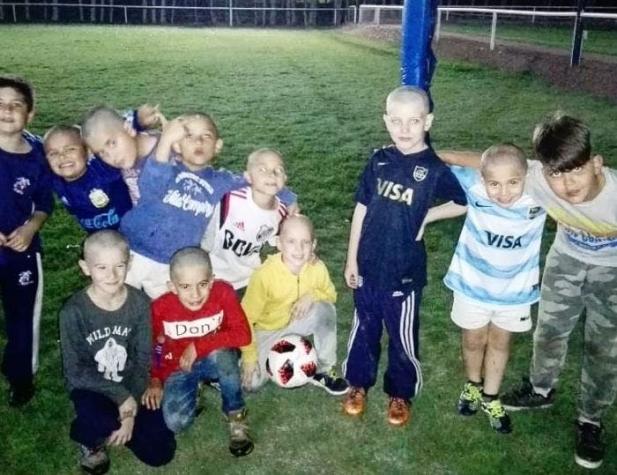 Niños en Argentina se rapan sus cabezas en apoyo a su amigo que lucha contra el cáncer
