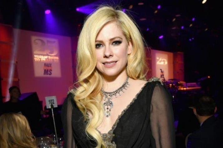 Avril Lavigne responde a las teorías que especulan con su muerte y real identidad