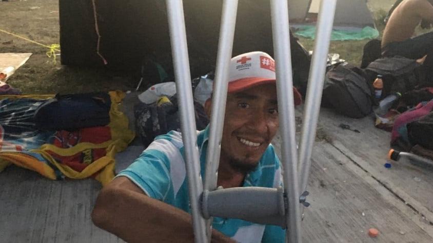 Migrantes: el reto de Isaac Perreira, un discapacitado que busca llegar hasta EEUU en muletas