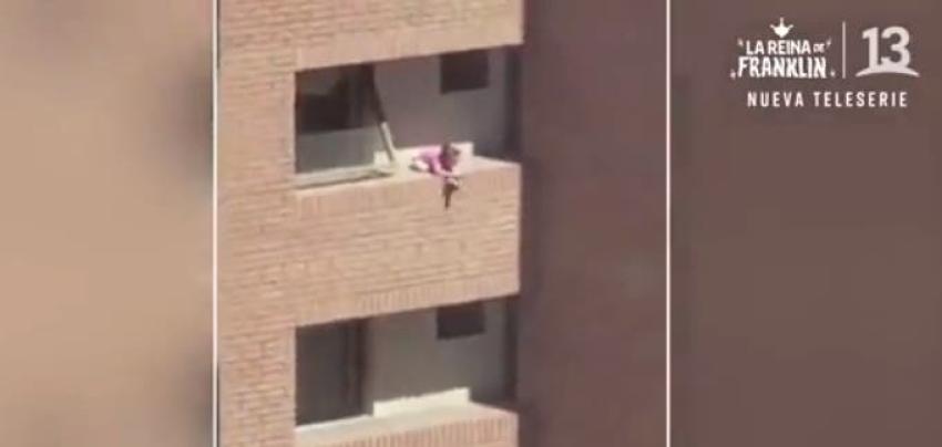 [VIDEO] El peligroso juego de una niña en el quinto piso de un edificio en Viña del Mar