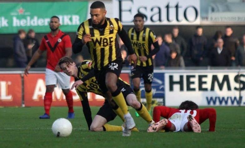 [VIDEO] Para distraer al rival: stripper interrumpe partido del fútbol en Holanda y nada sale bien