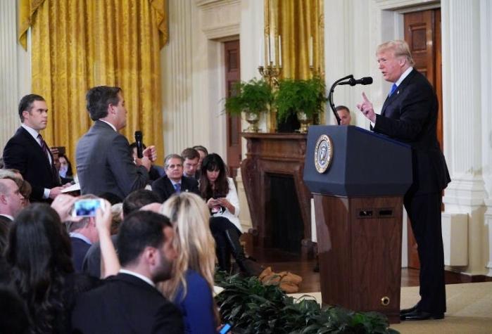 [VIDEO] Casa Blanca suspende credencial de prensa de reportero de CNN que se enfrentó a Trump