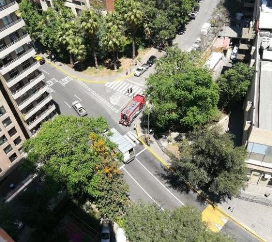 Explosión por acumulación de gas moviliza a Bomberos en el centro de Santiago