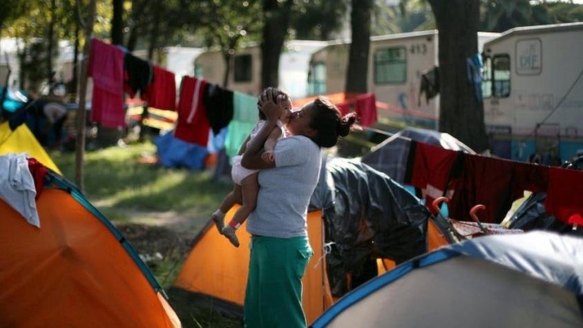 Caravana de migrantes: cómo viven miles de personas en un improvisado albergue de Ciudad de México