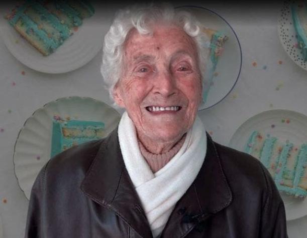 La sorprendente historia de Eileen Ash: La mujer de 107 años que practica básquetbol y yoga
