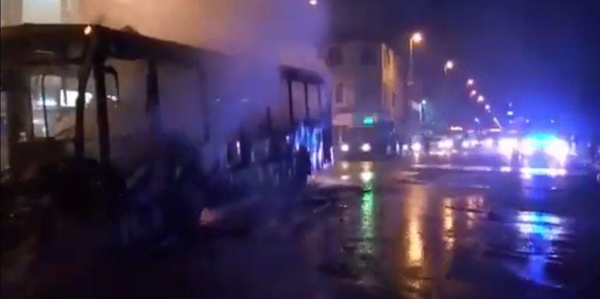 [VIDEO] Grupo de encapuchados quema bus del Transantiago en cercanías a la Usach