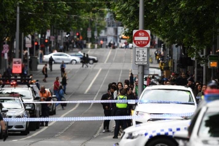 Policía trata de "terrorista" ataque que dejó un muerto en el centro de Melbourne