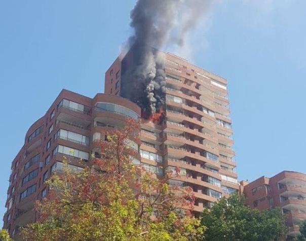 Incendio en edificio en Vitacura dejó a dos personas lesionadas