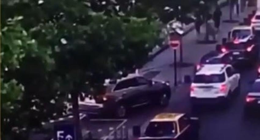 [VIDEO] Así fue la irrupción de un auto particular en la Plaza de la Ciudadanía