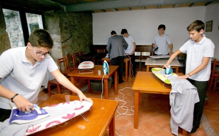La inédita iniciativa de colegio español: Enseña a sus alumnos a planchar, cocinar y coser