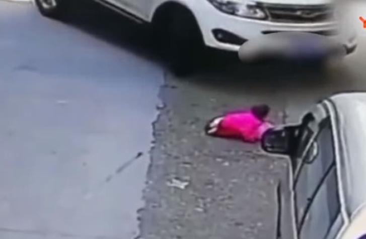[VIDEO] China: niña de dos años salva ilesa luego de ser atropellada por un automóvil