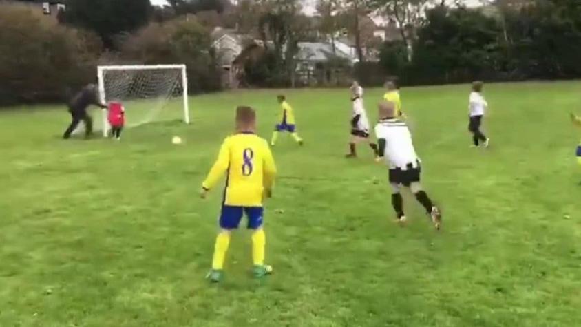 El padre que empuja a su hijo para que detenga un gol en un partido de fútbol infantil